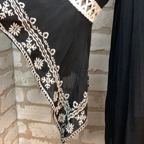 Black top w white embroidery. Size XL - Picture 2 of 3